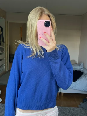 Kornblå stickad tröja från Uniqlo - Basic klar blå tröja från uniqlo. Super fint skick då den inte använts på länge💕💕