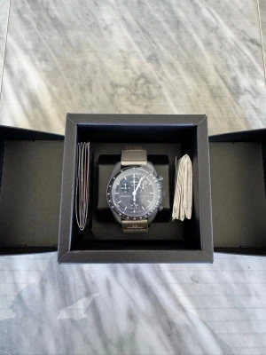 Omega x Swatch Mercury klocka - Omega x Swatch Mercury  -  Ingår alla tillbehör inkl kvitto  -  Hör av dig vid frågor! 📩