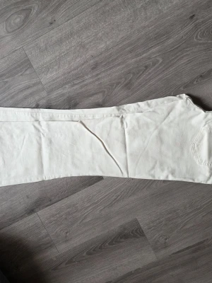 Ecru bootcut jeans från ONLY  - Säljer ett par ecru jeans med bootcut och klassisk femficksdesign. Jeansen har en enkel och clean look som passar till det mesta. Materialet känns som bomull med lite stretch för extra komfort.