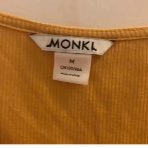 Gul topp - Använd en enstaka gång.                                                 StorlekM                                                                   Säljer för 80kr                                                         Frakt: 45kr                    