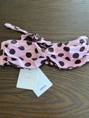Rosa prickig bikiniöverdel från mango - Söljer denna superfina nya bikiniöverdel bandeu från mango i strl S💕💕 lapparna kvar 