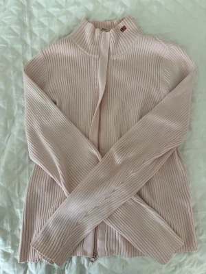 Ljusrosa zip up POLO Ralph Lauren - Supersöt ljusrosa zip up från POLO Ralph Lauren. Egentligen storlek L från lappen men passar mig som brukar ha storlek S 💓 jättebra skick! Pris kan diskuteras 