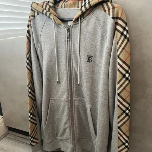 Burberry Kofta - Helt ny, säljer pga för stor storlek. S men som L. Kan komma ner i pris på snabb affär