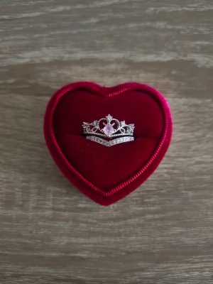 Silverfärgad tiararingar med rosa sten - 2st ringar i storlek 19mm, silverfärgad. 