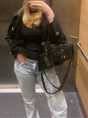 Ljusblåa jeans  - Lågmidjade jeans från Gina tricot💕 strl 40 passar 38! 