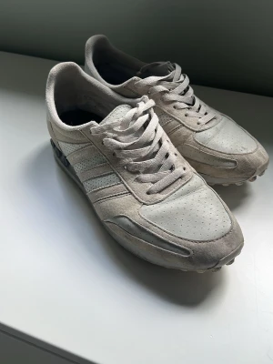 Vita La Trainers - Sjukt feta och sällsynta La Trainers i vit. Godtagbart skick och ser fräscha ut på. Passar 45-46