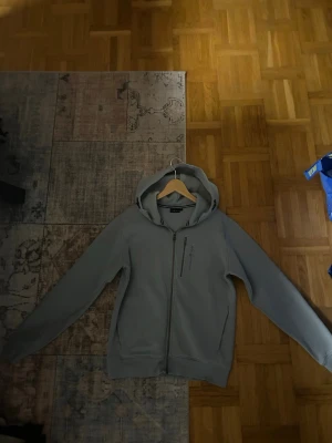 Sail racing hoodie - Säljer min Sail racing hoodie då jag inte använder den längre den är i storlek M och är i gott skick då jag knappt använt den skriv om ni har några frågor    Mvh Vilgot