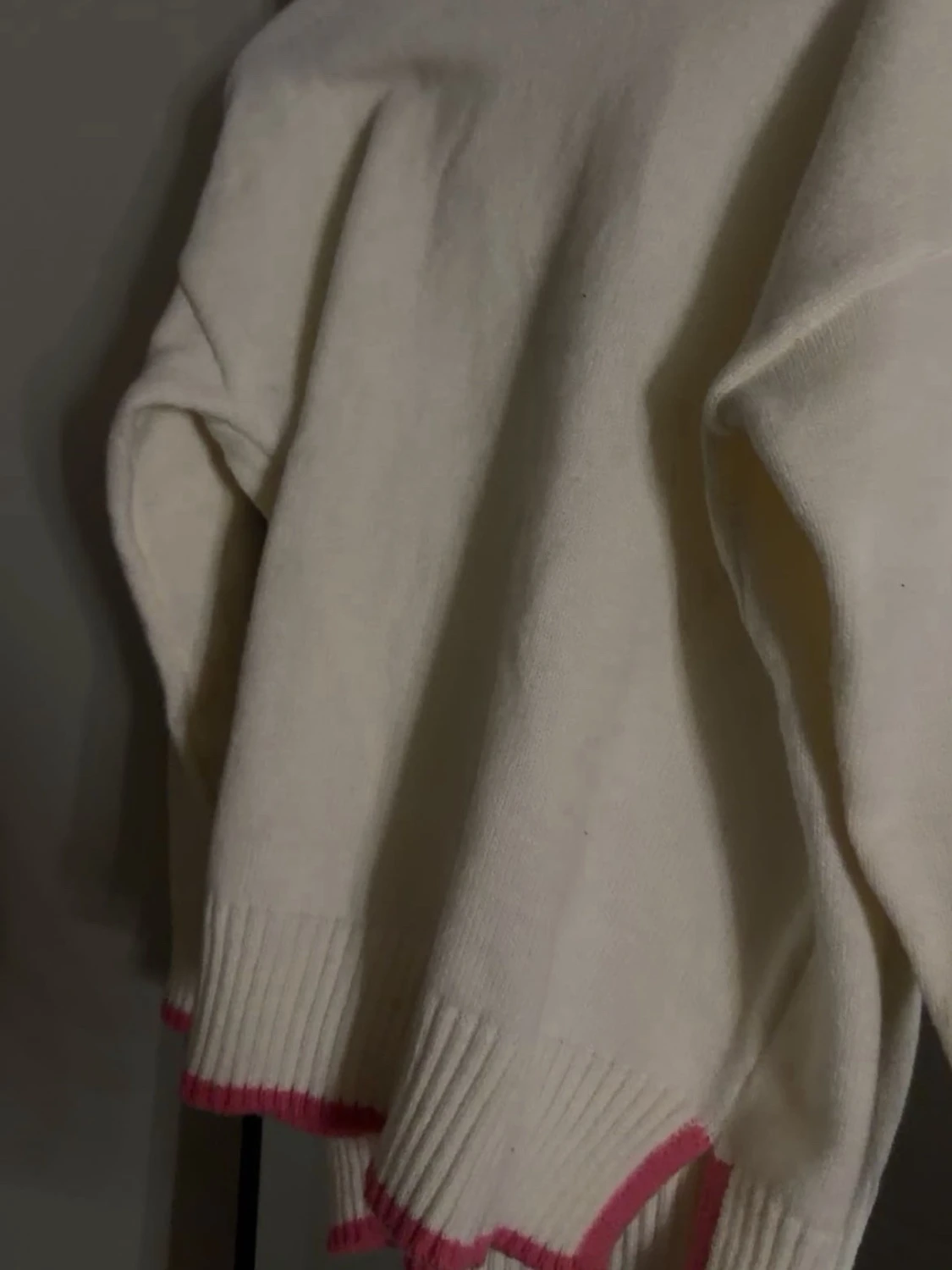 Vit stickad tröja med rosa detaljer - 1