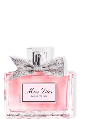 Miss Dior Eau de Parfum 50ml  - Miss Dior Eau de Parfum från Dior i en elegant, rektangulär glasflaska med ljusrosa doftvätska. Flaskan har en dekorativ, glittrig rosett i silver vid halsen och en stilren etikett framtill. Perfekt för dig som gillar lyxiga och feminina parfymer. 
