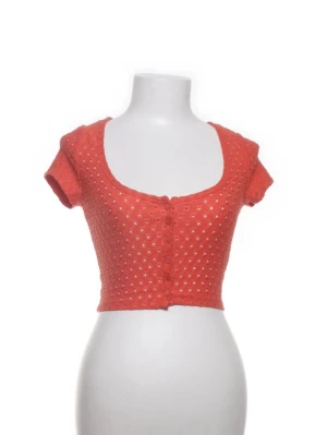 Sommar topp - Orange snygg topp med små hål perfekt till sommaren. Man kan öppna toppen också så att de blir som en kofta 💞💞