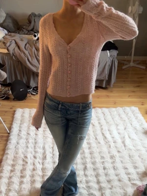 Stickad tröja - Fin stickad tröja/kofta! Fin rosa färg! Knappt använd så bra skick💞