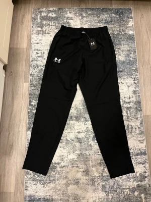 Under Armour - Säljer dessa Under armour windbreaker byxor från XXL SPORT. Helt nytt skick och ettiket och original påsar ingår. Priset kan gärna diskuteras!