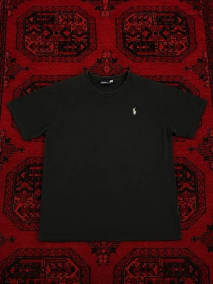 Ralph Lauren t-shirt - Snygg Ralph lauren T-shirt some perfekt för sommaren | Skick 9/10 utan några defekter! |  storlek M men passar bättre om man har S | Längd : 63 cm | Bredd : 48 cm | tvättas och fräschas upp innan frakt! Pris går att diskutera vid bundle köp / snabbaffär 💯
