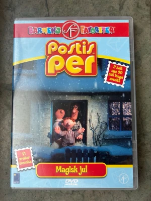 Postis Per dvd - DVD-film med Postis Per. Innehåller två avsnitt: "Magisk jul" och "Sjörovarna". Speltid: 60 minuter. Bildformat: Anamorfisk widescreen (1.78:17). Ljud: Stereo. Inspelad 2001.  Finns på språk: Svenska, Danska   OBS!! skivorna är begagnade så det kan förekomma repor/hairlines på skivorna, men då jag kollar igenom alla filmer jag säljer garanterar jag att alla funkar felfritt om inget annat står! :)