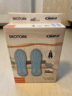 *NY*Skotork Heat-It blå 40-46 - Elektrisk skotork från Heat-It i blått, passar skostorlek 40-46. Skotorken har timer, energisparläge och ansluts med sladd. Perfekt för att snabbt torka blöta skor hemma.