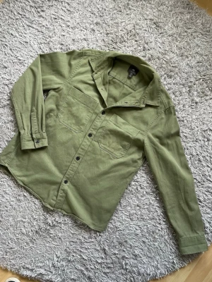 Overshirt  - Säljer en skön Overshirt från HM! | Mycket fint skick utan defekter! | Storlek M. | Ställ gärna frågor innan du köper!