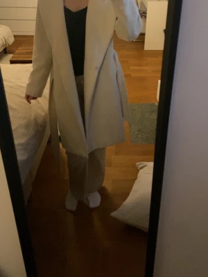 Bikbok kappa beige - Några fläckar som man ser på bilerna men inte nåt som man tänker på, passar nån som har S eller XS i storlek.