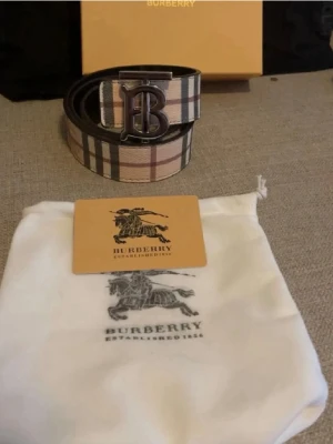 Burberry bälte - Tja säljer detta riktigt feta burberry bälte allt OG medföljer.