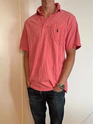 Ralph Lauren Piké - Säljer nu denna piken från Ralph Lauren, bra skick inga skavanker. Modellen: 176, 60kg. Skriv vid funderingar