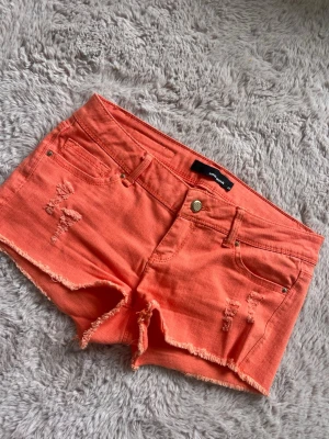färgglada shorts - fina shorts som tyvärr inte kommer till användning för mig. I jättefint skick! 💓💓