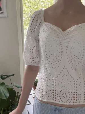 Vit broderad blus med puffärm - Superfin vit blus med broderade detaljer och puffiga trekvartsärmar.  Bra skick!!