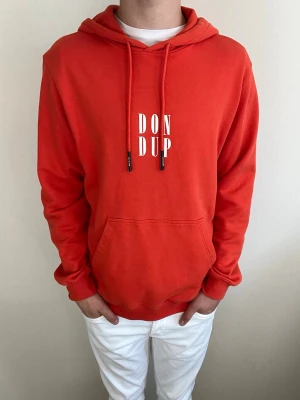 Dondup hoodie - Tja, säljer denna tvärfeta och sällsynta dondup hoodie! Mycket fint skick, inga defekter. Säljs ej i butik längre, nypris cirka 4000kr. Hör av er vid fler frågor🤝