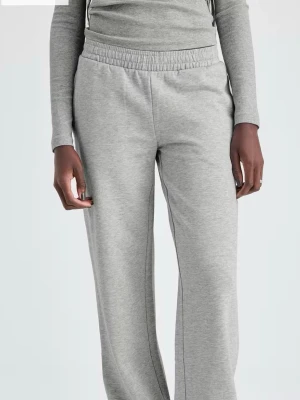 Gråa mjukisbyxor med resårmidja - Säljer ett par klassiska grå mjukisbyxor med rak passform och bred resår i midjan. Byxorna är tillverkade i mjukt sweatshirtmaterial, perfekta för chill dagar. Inga synliga loggor eller detaljer, enkel och clean look.