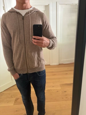 Cashmere hoodie - Tja! Säljer nu denna snygga zip hoodie från Davida cashmere, inga defekter, nypris 2899kr, perfekt till sommaren. Hör av er vid frågor!