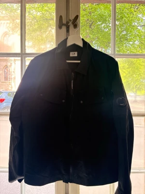 Cp company jacka - bra skick, mindre märken på ryggen som inte syns . passar mig med bara t-shirt, väger 82 och är 180.
