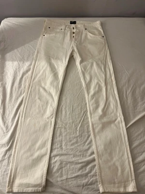 Vita raka jeans från Lee - Snygga vita jeans från Lee i modellen Powell med raka ben och klassisk femficksdesign. Jeansen har knäppning fram och är tillverkade i ett mjukt bomullstyg. Perfekta för en clean och stilren look. 2 fläckar se sista bilderna!