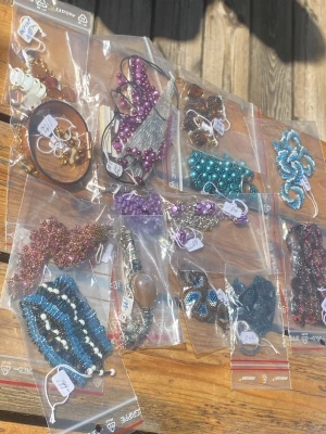 Handgjorda smycken - Flera olika smycken så som, armband, halsband och örhängen i båda guld och silver. Vissa av dom är set som du kan köpa separat också. Från 199kr till 699kr. Kolla profilen för annonserna och skriv för fler frågor🤍 KLICKA INTE KÖP PÅ DENNA ANNONS!