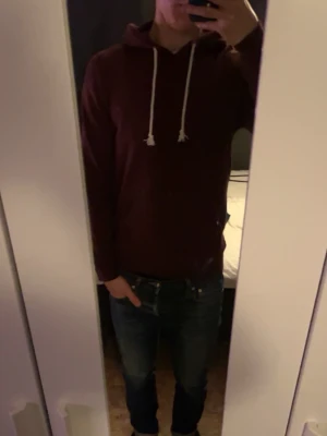 Vinröd hoodie  - Vinröd hoodie - Storlek: XS - Mycket fint skick - Mitt pris: 139kr - hör av dig vid funderingar 💫