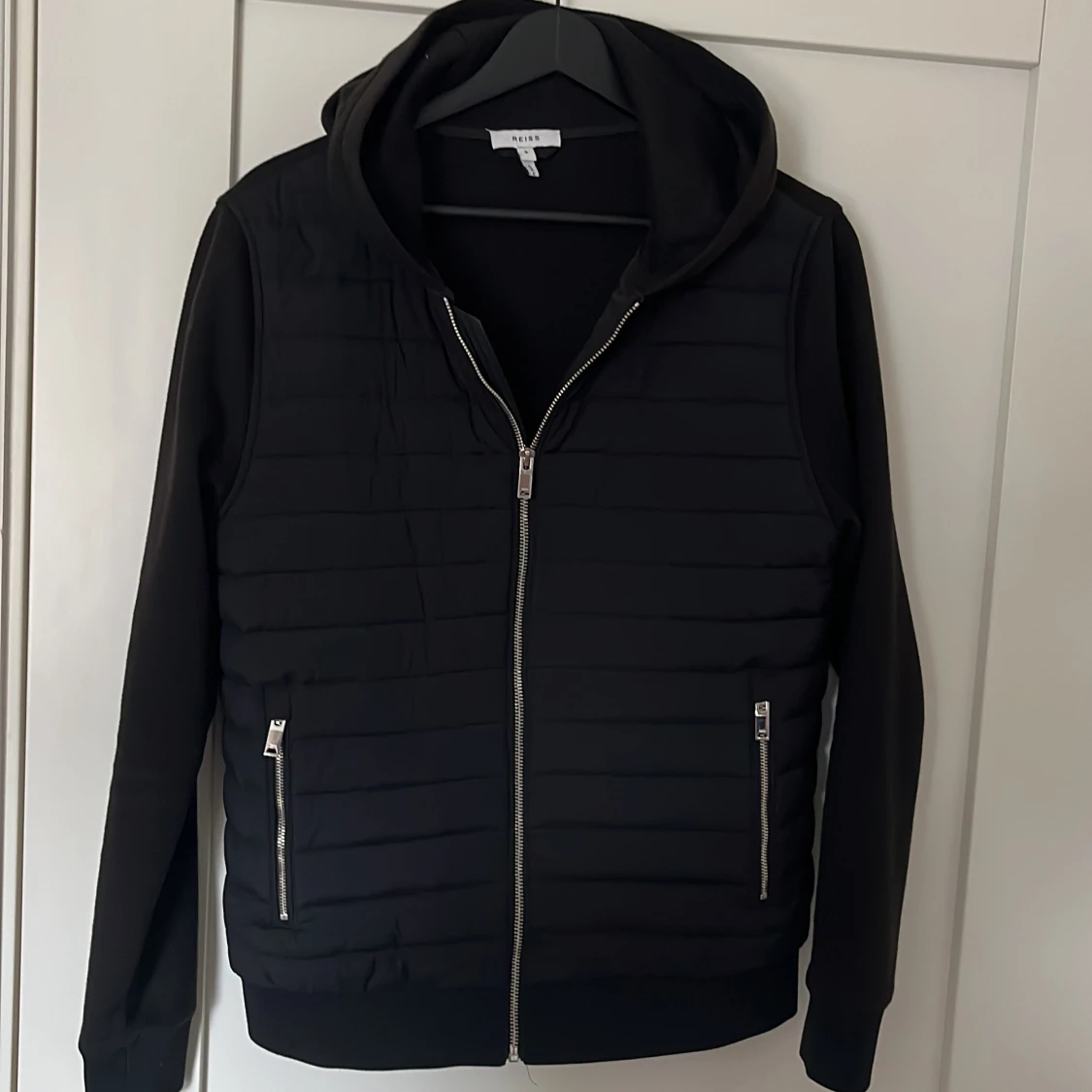 Svart pufferjacka med huva från Reiss