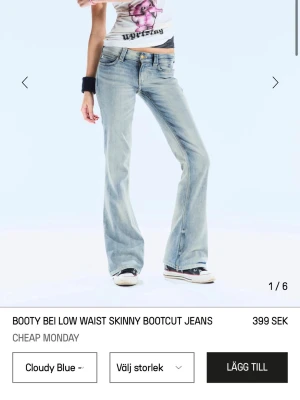 Bootcut jeans från Cheap Monday - snygga bootcut jeans i ljusblå tvätt från Cheap Monday. modellen har låg midja och skinny passform upptill som går ut i ett bootcut-ben. storlek 24/30