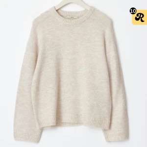 INTRESSEKOLL PÅ DENNA TRÖJA - Säljer denna super fina stickade tröja från Gina tricot. Säljer pga den inte kommer till användning. Super super super bra skick verkligen och bara använd ett fåtal gånger. Inga defekter!!