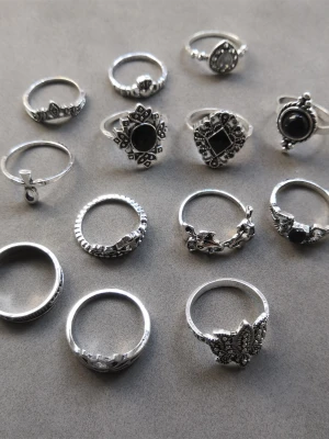 13 st ringar  - 13 st ringar med olika former och mönster. Materialet är alloy. (#626)