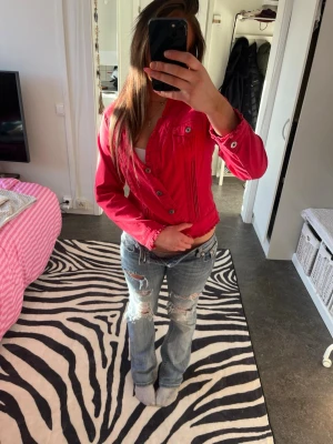Söt vår jacka  - Cool röd jeansjacka med silverfärgade knappar och klassiska sömmar. Bara att skriva vid funderingar💕