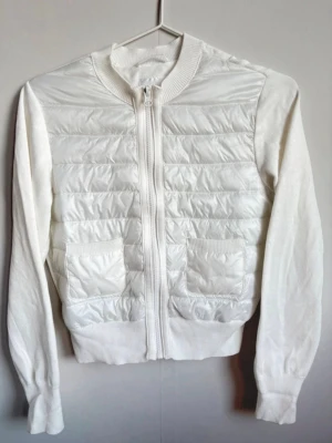 Vit cardigan från Gina Tricot - Vit cardiganjacka från Gina Tricot som kommit till användning få gånger💕