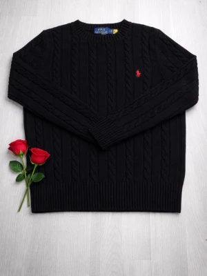 Svart Ralph Lauren Sweater  - Stilren och tidlös svart sweater från Ralph Lauren som passar lika bra till vardag som till en mer uppklädd look. Tröjan är tillverkad i ett mjukt och bekvämt material som ger en skön passform hela dagen. Priset är dessutom prutbart!