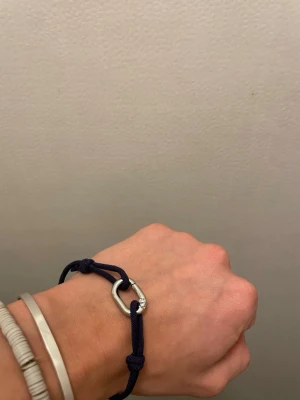 armband i marinblått - Snyggt armband som jag gjort själv!