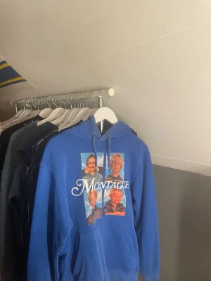 Hov1 Montage  - Säljer en blå hov1 hoodie. Denna är mycket svår att få tag på och jag köpte den för 800-900