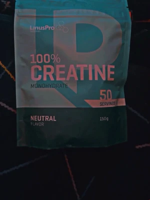 LinusPro 100% Kreatin Monohydrat 150g (helt ny) - Säljer en påse LinusPro 100% kreatin monohydrat som är helt ny som har en  neutral smak. Förpackningen innehåller 150 gram creatin  vilket är ett jättebra val att köpa för det räxker länge 