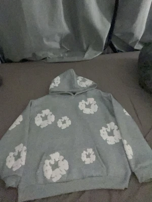 Denim tears - Säljer den för att jag inte har nått intresse för den mer. Knappast använd och vill bara rensa garderoben 