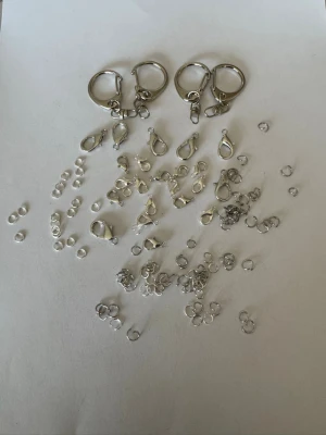 Blandat för pyssel - Säljer av material som jag använt för att göra smycken. Har 2025 tillverkat och sålt smycken för över 50.000kr så är något folk uppskattar (om man håller låga priser) . Nu har jag dock tappat intresset så säljer av allt jag har. Kolla gärna in andra annonser   I denna annons hittar du saker för smyckestillverkning/pyssel så som hopringar, nyckelringar och karbinhackar