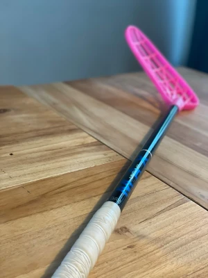 Innebandyklubba  - 🏷️ Unihoc🏷️ 📏98 cm📏  🖤svart och blå i färgen 💙🌟 Använd ungefär en säsong, bra skick inga slag men några märken på den🌟💰Pris 700kr💰🚀Hör av dig vid frågor/funderingar🚀