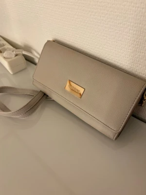 Beige plånbok → VABENE - Säljer denna oanvända beiga plånboken från VABENE, då jag tyvärr inte har fått någon användning av den 🤍