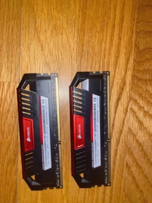 Corsair Vengeance DDR3 RAM 16gb styck totalt 32gb - Säljer två stycken Corsair Vengeance DDR3 RAM-minnen på 8GB vardera. De har svart och röd kylfläns i metall med Vengeance-logga i gult. Perfekt för dig som vill uppgradera din stationära dator med extra minne.