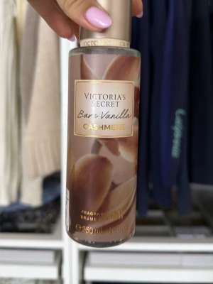 Victoria's Secret Bare Vanilla Cashmere - Säljer denna parfym eftersom att den inte kommer till någon användning längre man ser hur mycket som finns kvar på andra bilden💗💗