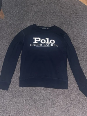 Ralph Lauren sweatshirt  - Jag säljer nu min asfeta Ralph lauren sweatshirt i storlek S. Den är hyfsat ny och har använt den cirka 5 gånger. Tveka inte med att höra av dig om du har fler funderingar🙌