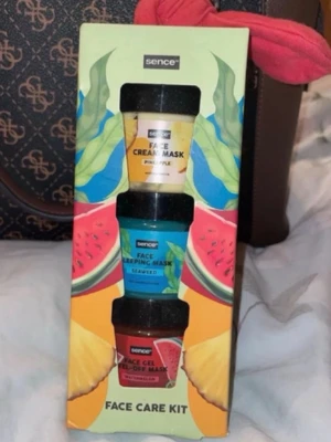 Sence Face Care Kit masker - Snyggt Face Care Kit från Sence med tre ansiktsmasker: Face Cream Mask med ananas, Face Sleeping Mask med sjögräs och Face Gel Peel-Off Mask med vattenmelon. Färgglad förpackning och små burkar, perfekt för dig som vill testa olika masker.